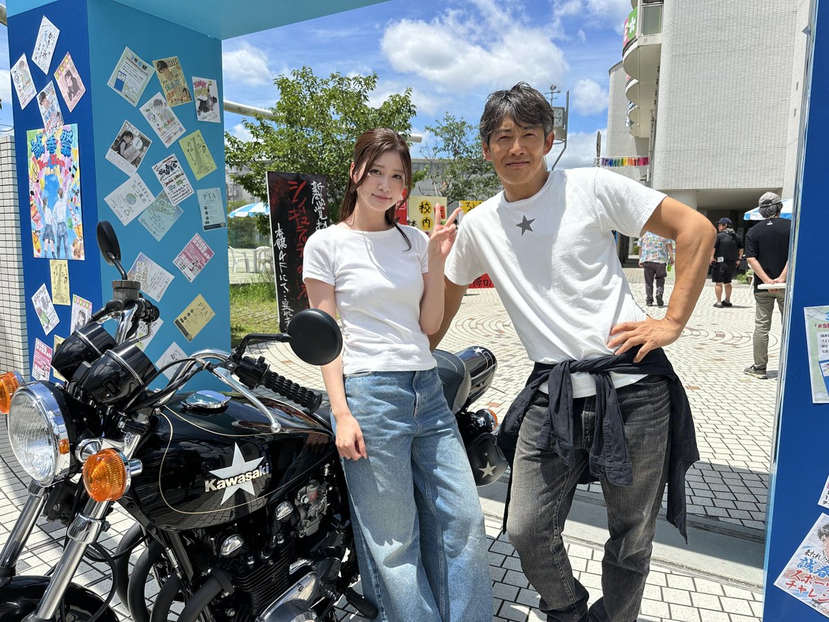 GTO2026summer's tweet photo. ❬❰ 𝒐𝒇𝒇 𝒔𝒉𝒐𝒕 ❱❭

師弟（？）コンビでパシャリ📸

鬼ッチの影響を受けて、
ついに白T × デニムコーデになった柏原先生✨

少しずつ鬼ッチ色に染まっていく柏原先生でした👏

最終回はTVerにて
【10/12(月)まで】無料配信中🫵
#GTO
#反町隆史
#生見愛瑠 https://t.co/s0twSi03Wv