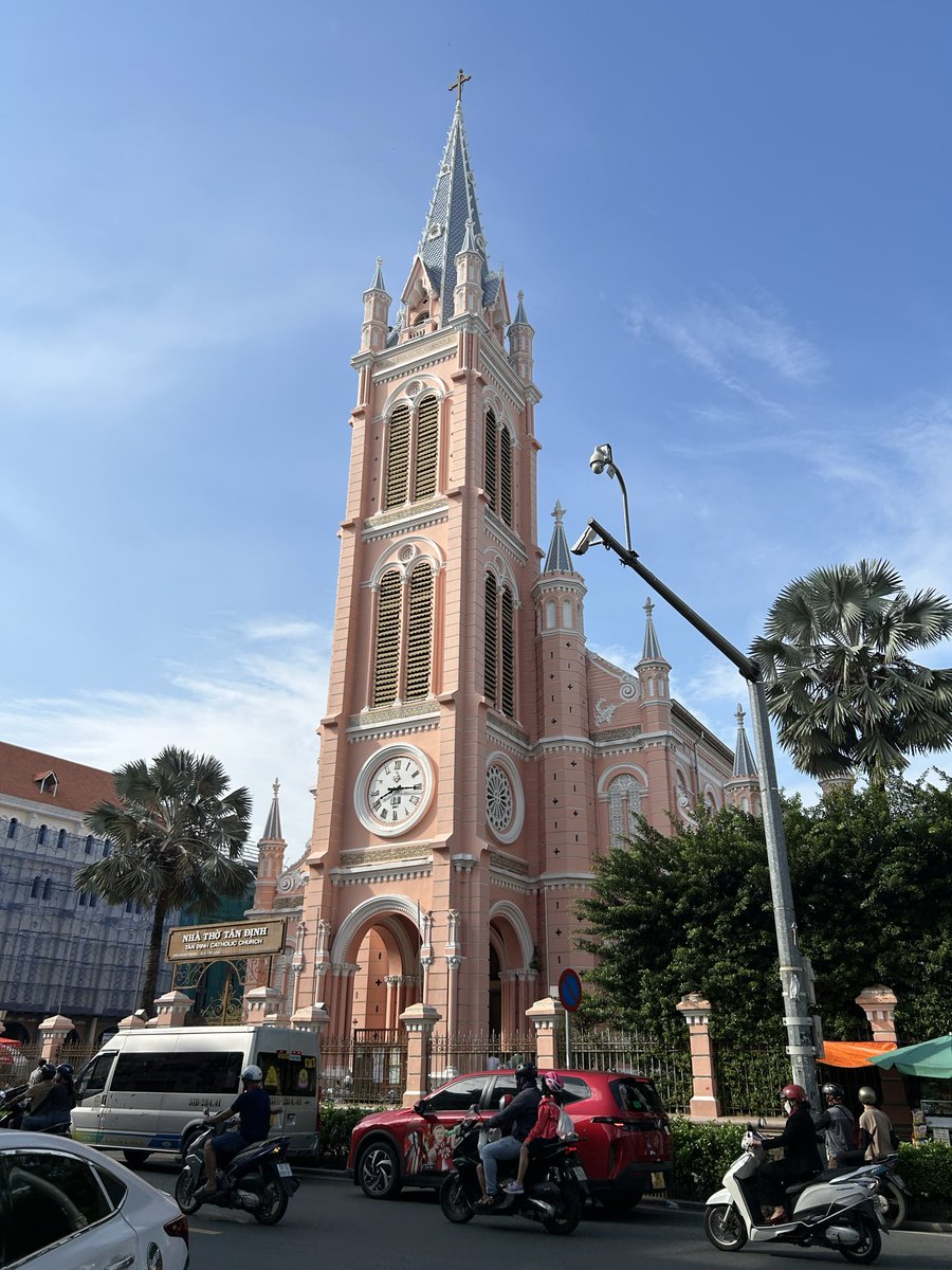 Lake_DA's tweet photo. 2026年シルバーウィーク
ベトナム🇻🇳ホーチミン3泊5日の旅①

相変わらず刺激的で楽しくて飯は美味い。
泊まったホテルはシャワーの湯温と勢い◎、エアコンの効きと風向き◎、うるさくない、虫は出ない、立地が良くてかなり高評価
#vietnam #hochiminh #hochiminhcity #saigon #hutieu #tandinhchurch https://t.co/x4GMtZv0Ii