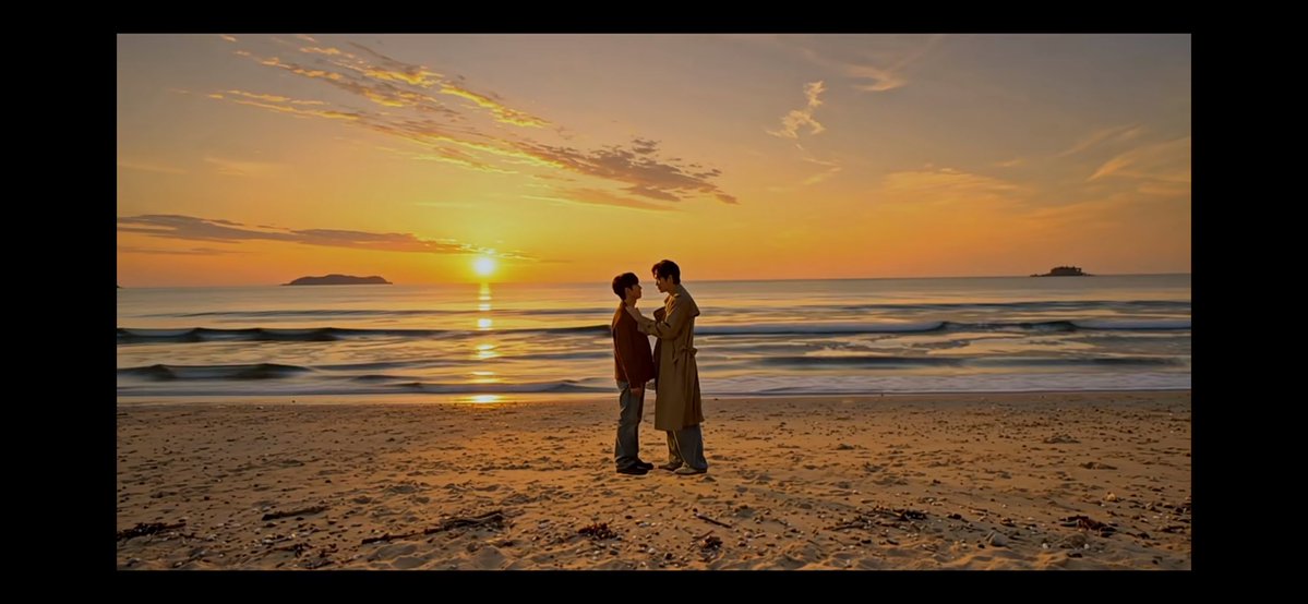 YoonSiq99's tweet photo. 엔딩에 과장된 포옹 없이 그냥 둘이 바다 보며 서 있음. 근데 이들이 얼마나 겪고 왔는지 알면? 김윤식이 박시우 옆얼굴 훔쳐봄—드디어 심문할 필요가 없어진 거다. 자기 자신도. 이런 엔딩이 키스 열 번 하는 것보다 더 만족스럽다.

#검제와_함께한_100일 
#100DayswithTPP https://t.co/Dy4SqmzqGJ