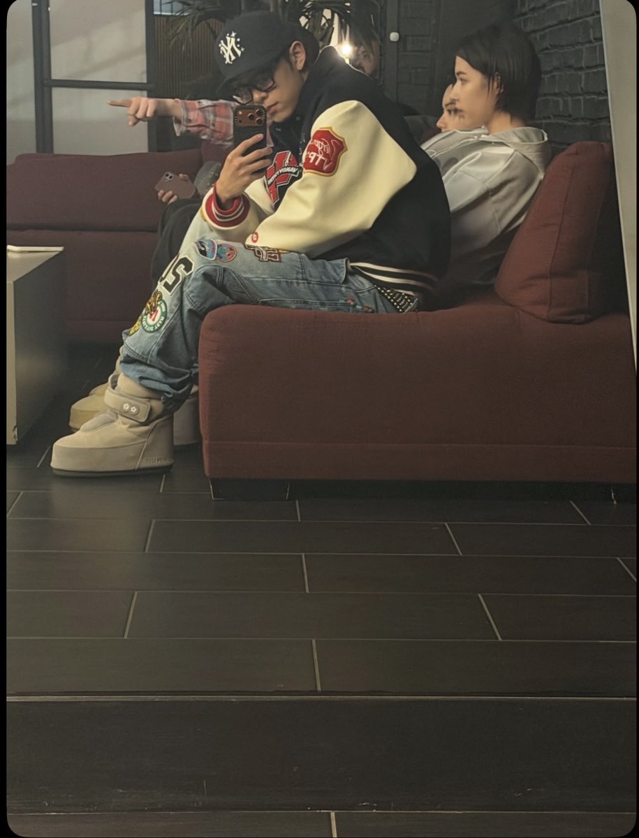 lngshotupdate_'s tweet photo. 4SHOBOIZ Instagram Update

Still workin’ 

#LNGSHOT #롱샷 #RYUL #률 https://t.co/9vBq02HKRr