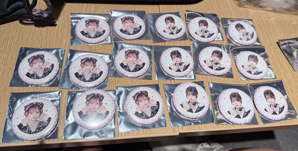 chi_chinalove's tweet photo. Pretty Chuu プリチュー SPINNS

缶バッチ

求 🩵ちなつ 🩷もも

譲 画像のもの 💛めあり×8 💚すず×9
交換＞定価買取

現地交換できる方いたら嬉しいです！！

 #プリチュー
 #SPINNS
 #ぷりちゅー
 #PrettyChuu https://t.co/AvtBzCxFLy