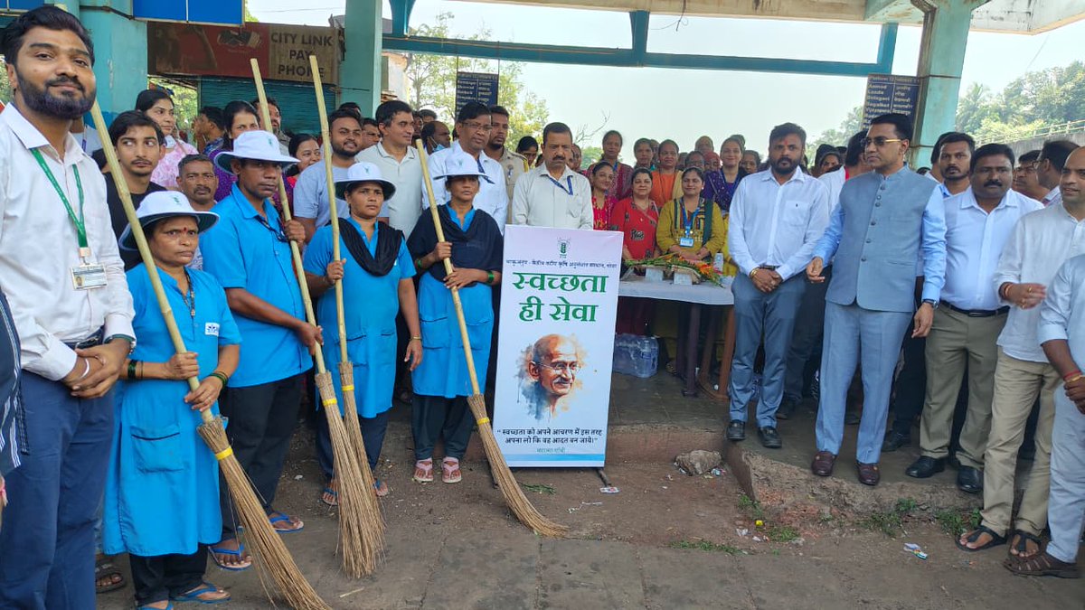 icarindia's tweet photo. Shri Shivraj Singh Chouhan felicitated Safai Mitras of ICAR-CCARI, Goa on Swachh Bharat Diwas 2026, recognising their dedicated service towards a cleaner, healthier campus. #SwachhataHiSeva2026 #SHS2026 https://t.co/J7SSRxlct7