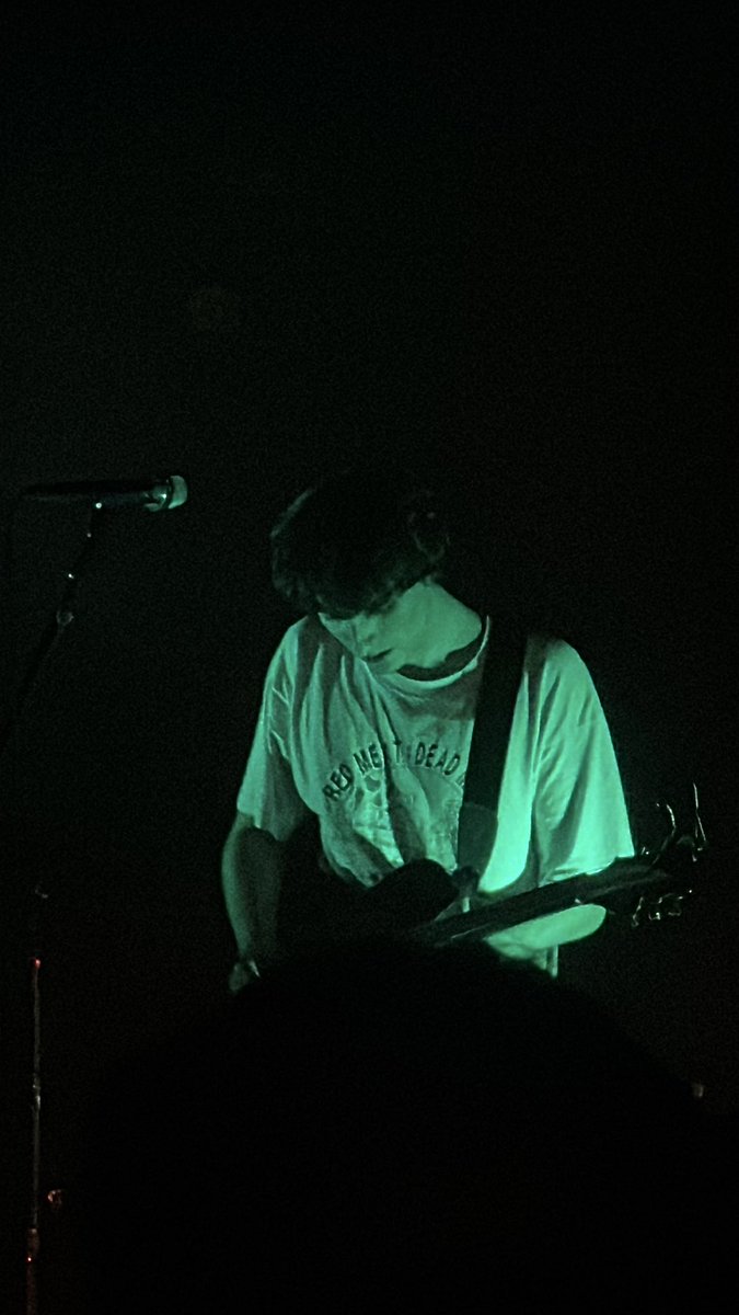 fwolfhardupdate's tweet photo. Finn Wolfhard performing at Scoot Inn tonight in Austin! 

2/2

📸: @itwasa7yall via X/Twitter https://t.co/FkYUDDIqiR
