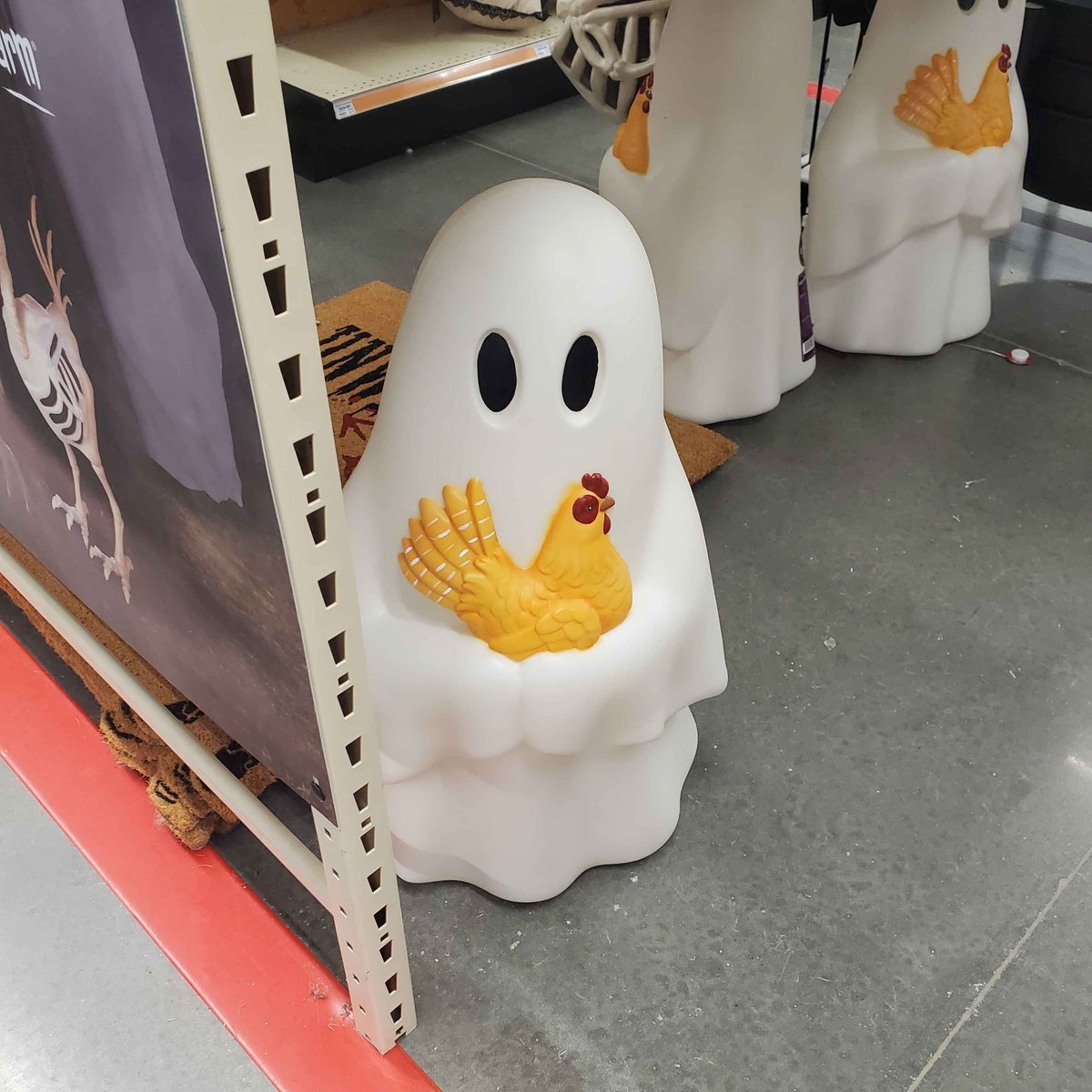 KattatoniaTTV's tweet photo. If I had a bigger budget for Tractor Supply, I would've gotten so many of the halloween decorations - Look how adorable!!!! 😍 https://t.co/daiV6qGtPS