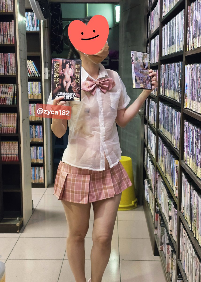zyca182's tweet photo. 進了圖書館，學妹決定先看教學影片。

只是課程太多，挑了半天還沒選好。
選著選著，連人都熱了起來，只好偷偷拉著裙擺搧風。

最後終於決定——
今��複習自然跟數學。

光選課，就先花掉半堂課時間了…… https://t.co/mnGTi1JHdJ