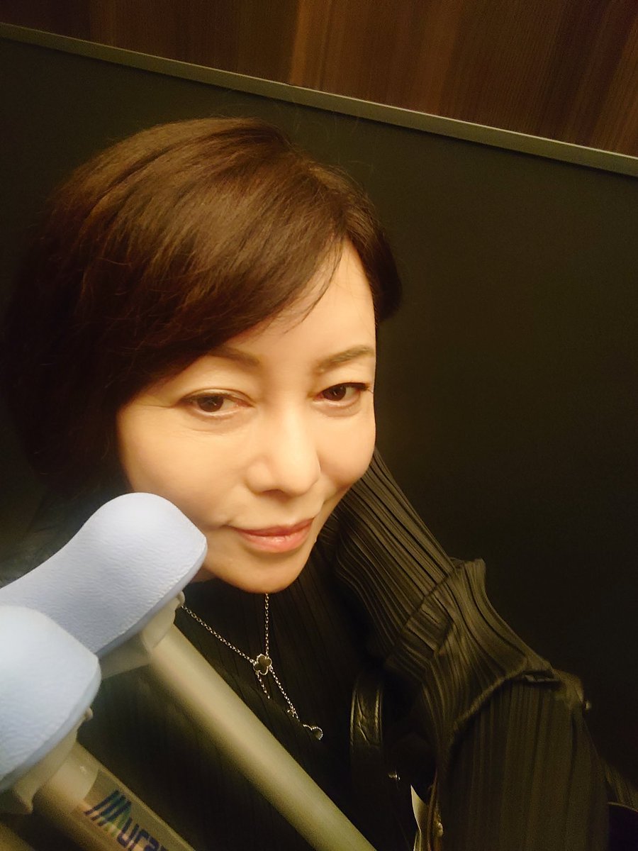 arimoto_kaori's tweet photo. ４年前の今日近辺の写真が上がってきました。この頃は交通事故直後で車椅子状態だったため、皆さんに面倒をおかけしていました。百田さんも突然、私の仕事場に現れ、「家の中にばかり居たら気が滅入るやろ。めし行こう」と言って車椅子を押してランチに連れ出してくれたのでした。
@Hoshuto_hyakuta https://t.co/PmuaakKqzn