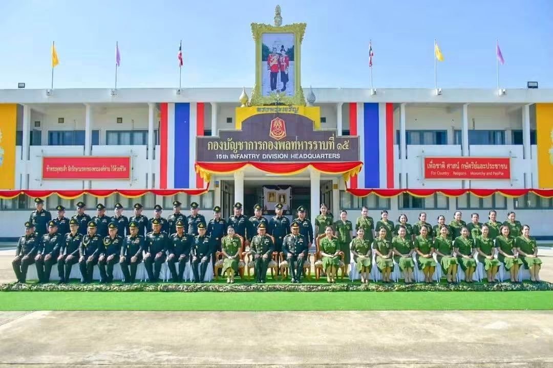 army15102's tweet photo. 🇹🇭 วันที่ 1 ตุลาคม 2569 กองพลทหารราบที่ 15 จัดพิธีรับ - ส่งหน้าที่ ผู้บัญชาการกองพลทหารราบที่ 15 ระหว่าง พล.ต.ณรงค์ ตันติสิทธิพร และ พล.ต.ยุทธนาม เพชรม่วง ณ ค่ายสมเด็จพระสุริโยทัย ต.บ่อทอง อ.หนองจิก จ.ปัตตานี

#กองพลทหารราบที่15 #ส่งต่อภารกิจสานต่อการบังคับบัญชา #ทหารของประชาชน https://t.co/C2WtlQYiU6