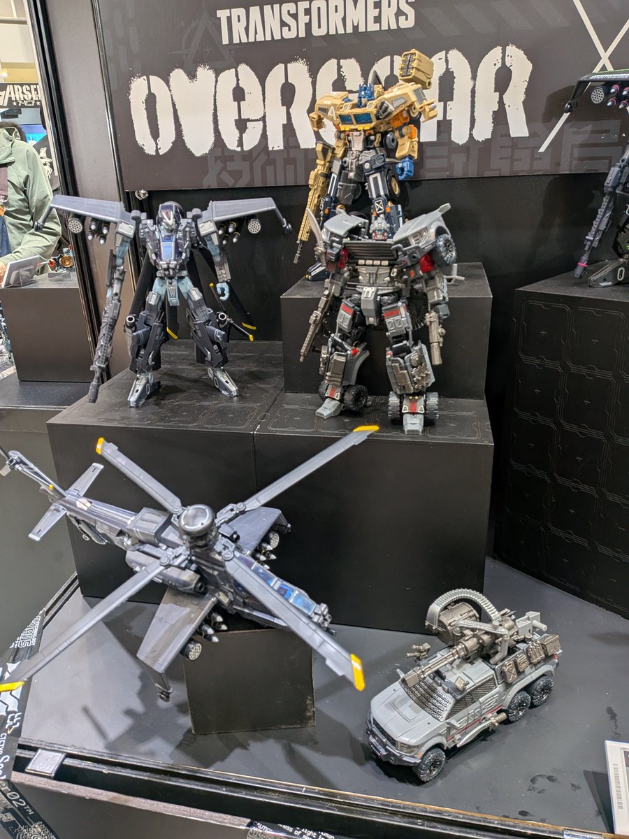 Rieszh00ray's tweet photo. 旦那氏が好きなかっこいいオーバーギアとでかいスターセイバー。ブラックアウトのコラボ色のやついいね。 https://t.co/hBDslbheKI