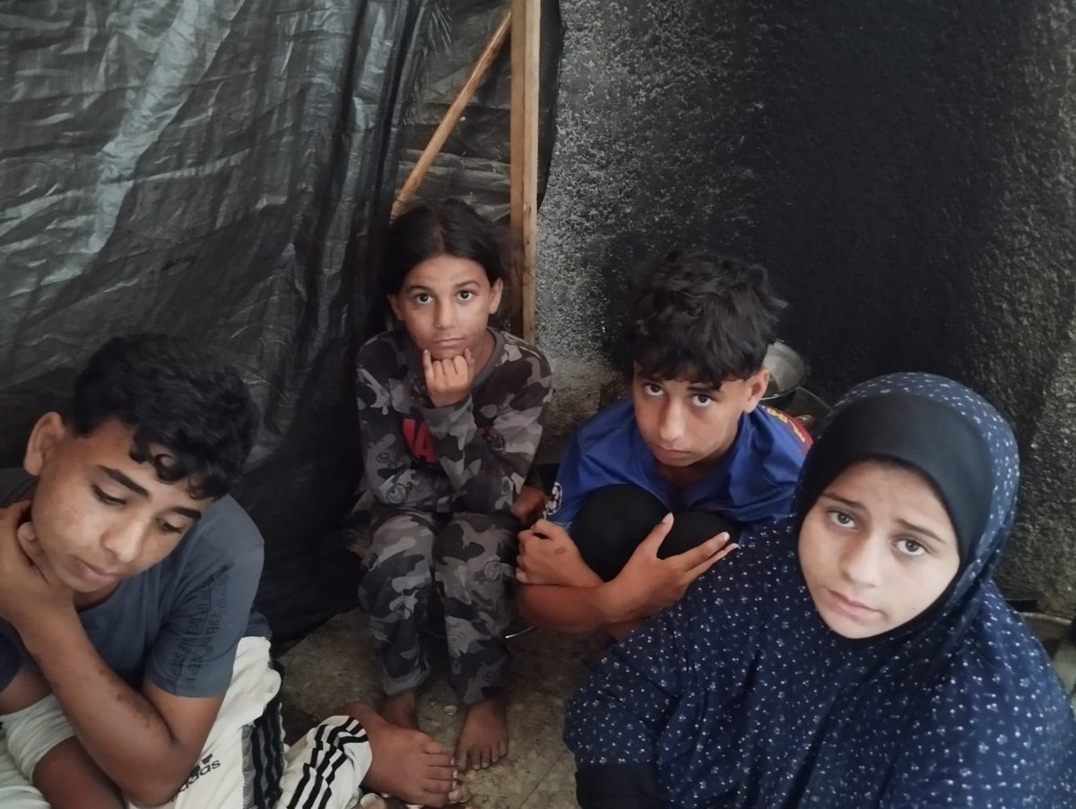 oliveegirl's tweet photo. Iyad sent me this picture of her younger siblings

A family of five needs your help.

Please donate to them; don't leave them without a donation.

Donate here. https://t.co/PiqrcIROHo https://t.co/8pfqNFcTys