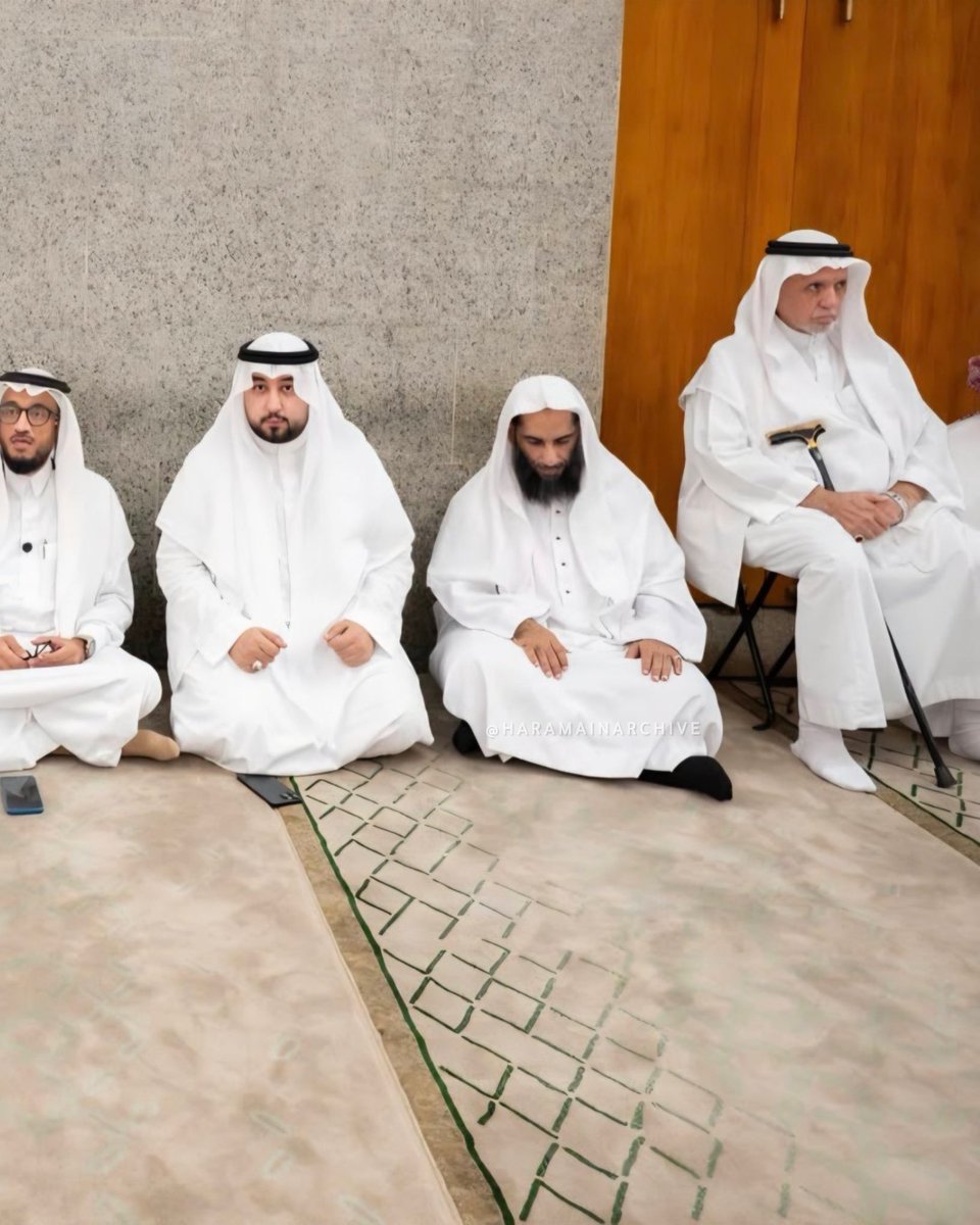 iMuhKSA's tweet photo. @muslimmakkah وأقصى اليسار يظهر الشيخ أسامة مؤذن المسجد النبوي
ابن المقرئ الشيخ إبراهيم بن الأخضر بن علي القيّم https://t.co/lTYvza2hMo