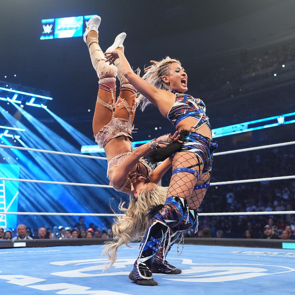 SDevilleLive's tweet photo. The beautiful madness @giulia0221g #Smackdown https://t.co/QRVL2GGOwL