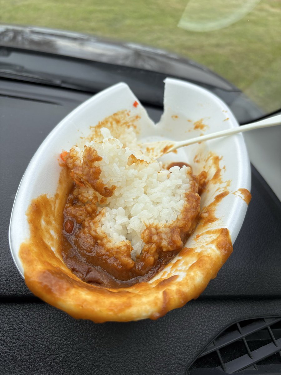 haniwabanana's tweet photo. カレー食べようと思ったらプラスチックの皿が割れて落とした😭
これから撮影会というのにズボンにカレーが💧 https://t.co/CMZihA3qdD