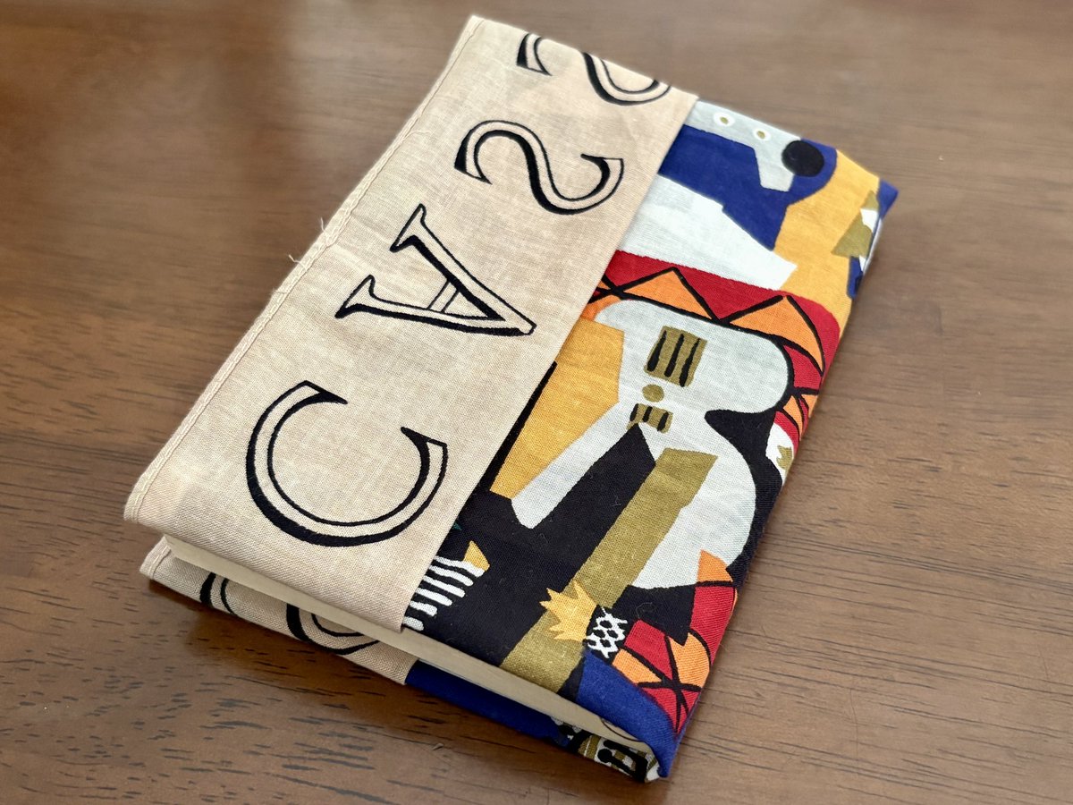 brdcdbr_38's tweet photo. 前回のも綺麗だったけど、畳み方変えるだけで柄の見え方変わって素敵〜💓
なんと前回の本「楽園のカンヴァス」はちょうどピカソとルソーのお話でこのスカーフの使い始めにぴったりのお話でしたとさ！
#スカーフ #PICASSO #楽園のカンヴァス https://t.co/Sr2gHVLQXZ