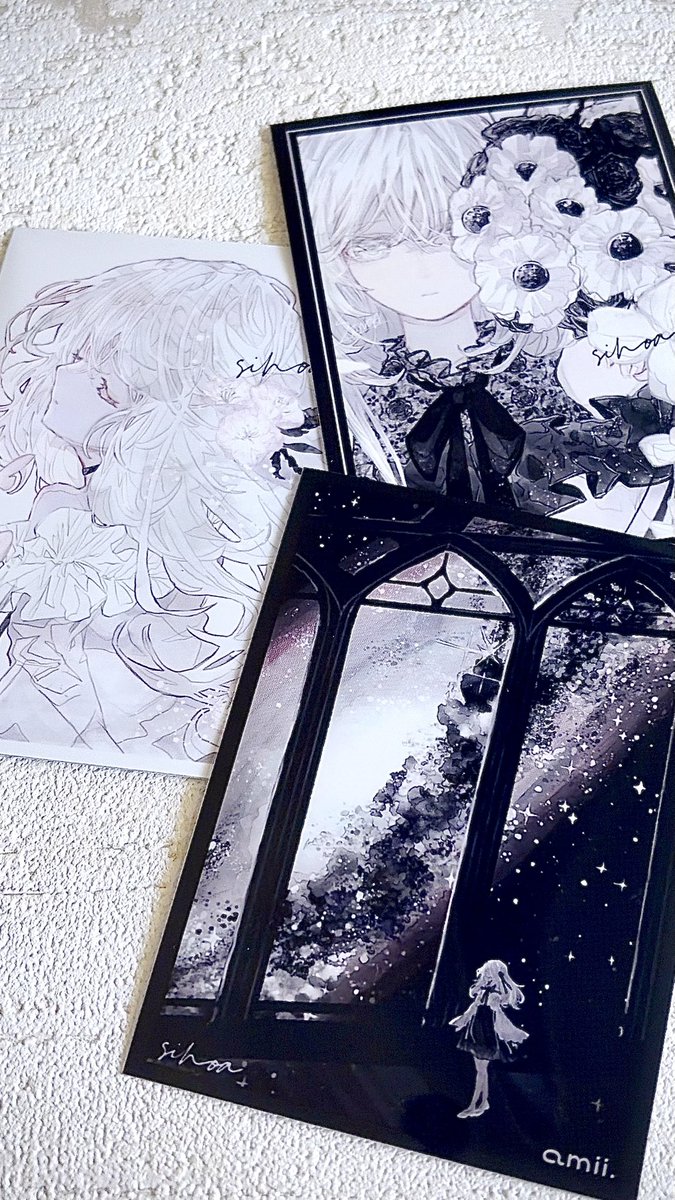 amii_tcg's tweet photo. ⋱ ℕ𝕖𝕨 𝕊𝕦𝕡𝕡𝕝𝕪 [1/4]🤍⋰

フォロー&この投稿をRPで"5名様"に写真のスリーブを1つランダムで🎁✨

白と黒の世界に、淡いピンクがそっと息づく。繊細なタッチで心を惹きつける、シノアさんとのコラボスリーブが登場。

カードを手に取るたび、その世界観にうっとりしちゃいます。

illustration by シノア

⸝⸝ ⸝⸝ ⸝⸝ ⸝⸝ ⸝⸝ ⸝⸝ ⸝⸝⸝⸝ ⸝⸝ ⸝⸝ ⸝⸝ ⸝⸝ ⸝⸝ ⸝⸝

シノア コラボデザインスリーブ

『白夜光』
『白妙と黒花』
『光年先の星合』

各種：
1,320円, 64枚入り, レギュラーサイズ

—————————

発売スケジュール

✦ 先行発売 ✦
ゲームマーケット2026 秋
日程：10/17,18
会場：幕張メッセ
ブース：エリア46 amii project.
イベント限定価格：1,200円

---

✦ 通常発売 ✦
10/31(土) 10:00-
公式通販をはじめ、全国のお取り扱い店舗様でも発売スタート！
