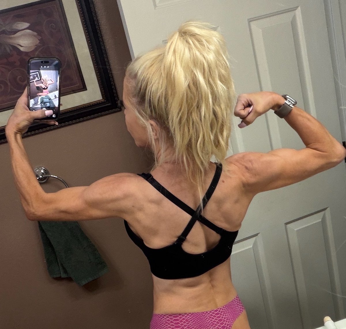 MandyMonroevip's tweet photo. Tan fit and flexing!! Happy FLEX Friday! #flex #flexfriday https://t.co/a8jZvCEx64