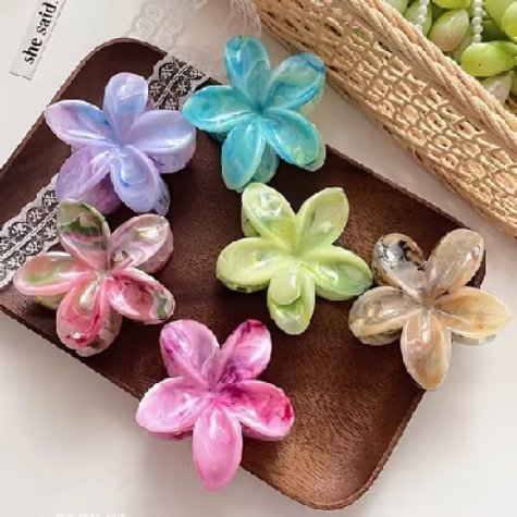 st4rrel's tweet photo. hair accessories 🌸🌺

— a thread https://t.co/u0P284yM4Z