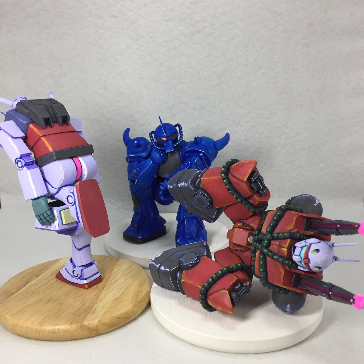 Avraham56's tweet photo. ガンプラ界隈、というかガンダム界隈は厳しい警察が多そうな噂を聞くので、
ガンプラ作る時は出来るだけ資料を集めて、読み込んでから作ってます（ビビリなので）。

お陰で叱られたり怖い目にあった事はないです😮‍💨 https://t.co/szfyWlRcac