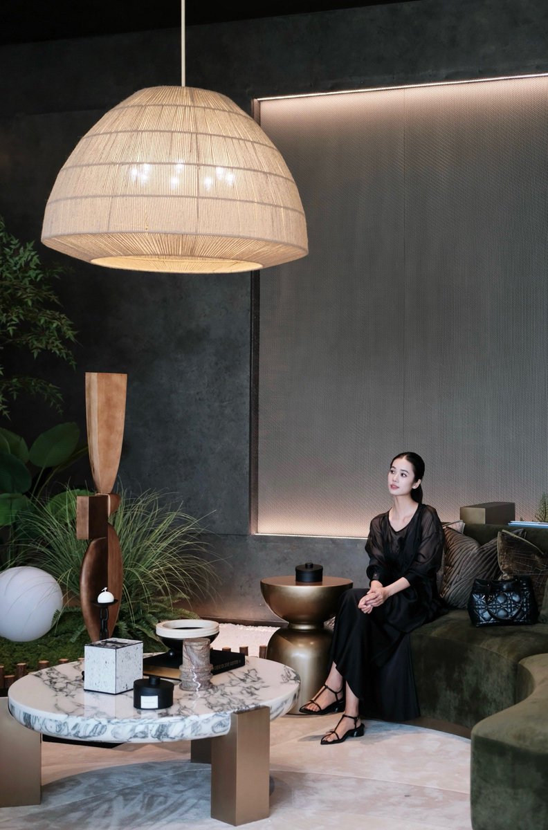 BX1EeIyu3kBiqdB's tweet photo. [The subtle atmosphere wraps around the elegant neck, creating a quiet and beautiful scene full of gentle charm.] https://t.co/EBoy65zeOp