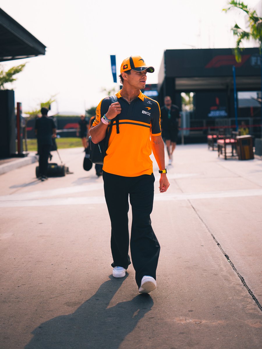 McLarenF1's tweet photo. Arriving for Quali day in Sepang 👋

#McLarenF1 | #BahrainGP 🇧🇭 https://t.co/pTGiQgcUDF