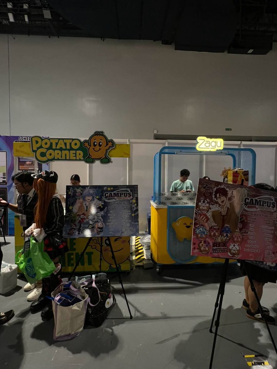 CosplayManiaPH's tweet photo. LOOK: Sa pula o sa asul, kanino ka papanig 👀 Kimi lang! Presenting the Rex Battalion Partylist under Sorawrity PH, the representative for Jurard T. Rexford and the MyLODI Partylist under PHpoppet, the representative for Octavio 🩵❤️ These organisations are leading a non-profit fan support for our beloved guests! Please do note that the quantity is limited ✨

Coming UP Next:

1:30 PM - Nissin Cup Noodles/Yakisoba Stage Presentation
2:00 PM - Cosplay Mania Cup
3:00 PM - HOLOSTARS EN: Armis vs Tempus
4:00 PM - STAGE TIME: YingTze
4:15 PM - Mountain Dew Stage Presentation
4:30 PM - Awarding & Closing
6:30 PM onwards - JAM Concert

Be dazzled by the crown jewel of the P͓̽r͓̽i͓̽s͓̽m͓̽a͓̽ ͓̽S͓̽a͓̽g͓̽a͓̽: 𝑪𝒐𝒔𝒑𝒍𝒂𝒚 𝑴𝒂𝒏𝒊𝒂 𝟐𝟎𝟐𝟔:💎𝔻𝕒𝕫𝕫𝕝𝕚𝕟𝕘 𝔻𝕚𝕒𝕞𝕠𝕟𝕕💎 on October 2-4, 2026 in Halls 1-4 at the SMX Convention Center Manila, Pasay City!

#CosplayMania2026 #PrismaSaga #Cosmania2026 #cosplay #cosplayph