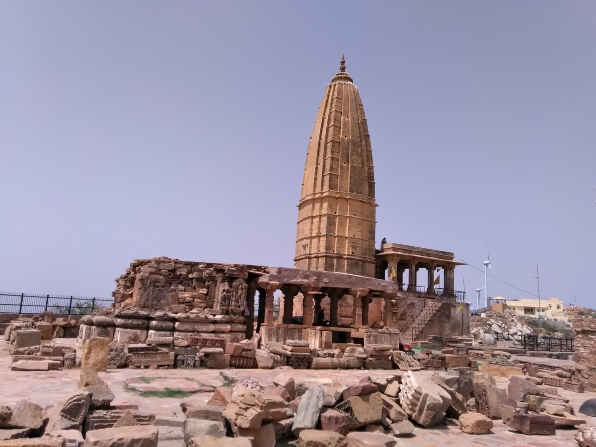 RameshImages's tweet photo. दसवीं शताब्दी के हर्षनाथ मंदिर का इतिहास लकुलीश संप्रदाय से जुड़ा हुआ माना जाता है। मान्यताओं के अनुसार लकुलीश को भगवान शिव का 28वाँ और अंतिम अवतार माना जाता है।
#harshnath #harshnathmahadev #harshnathshiv #sikar #smprcity https://t.co/7SWhTQPcyt
