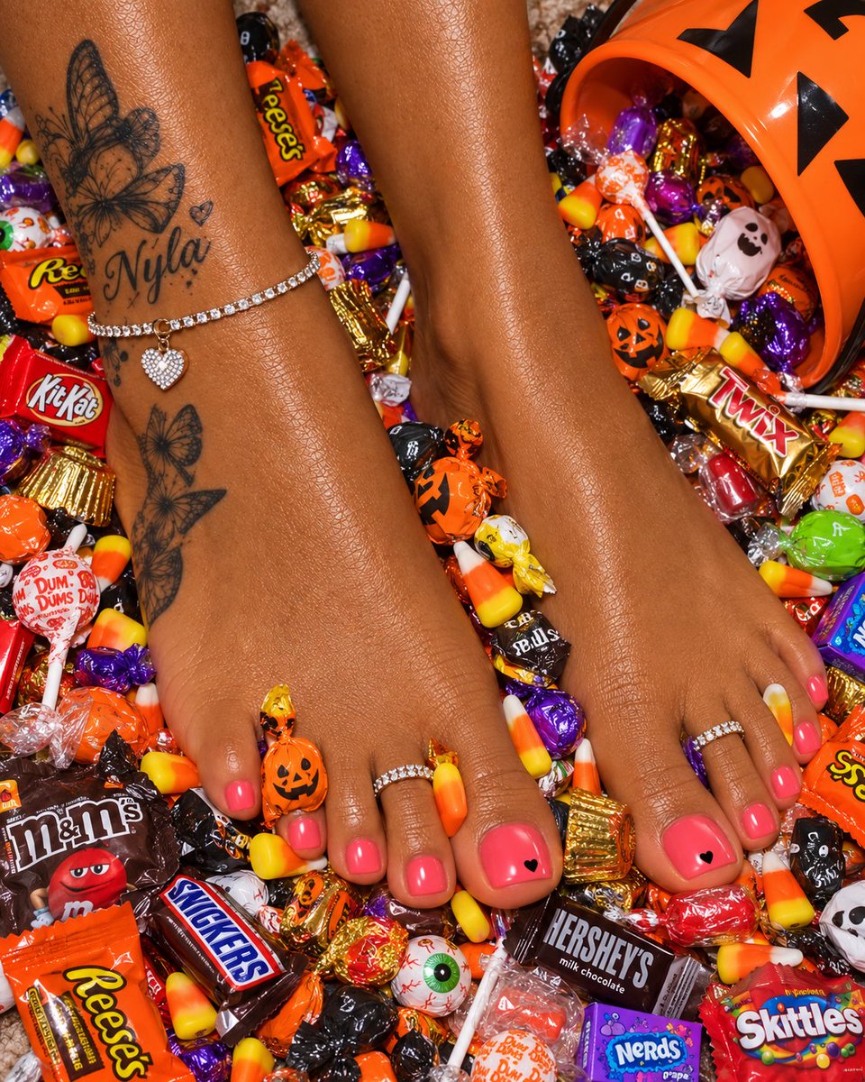 NylaRayeok's tweet photo. Candy everywhere and the pink toes still stealing the show 🎃🍬💗
Which candy are you grabbing first? 👀
#NylaRae #HalloweenCandy #PrettyFeet #SpookySeason #FootContent https://t.co/w4oBq9JmWs