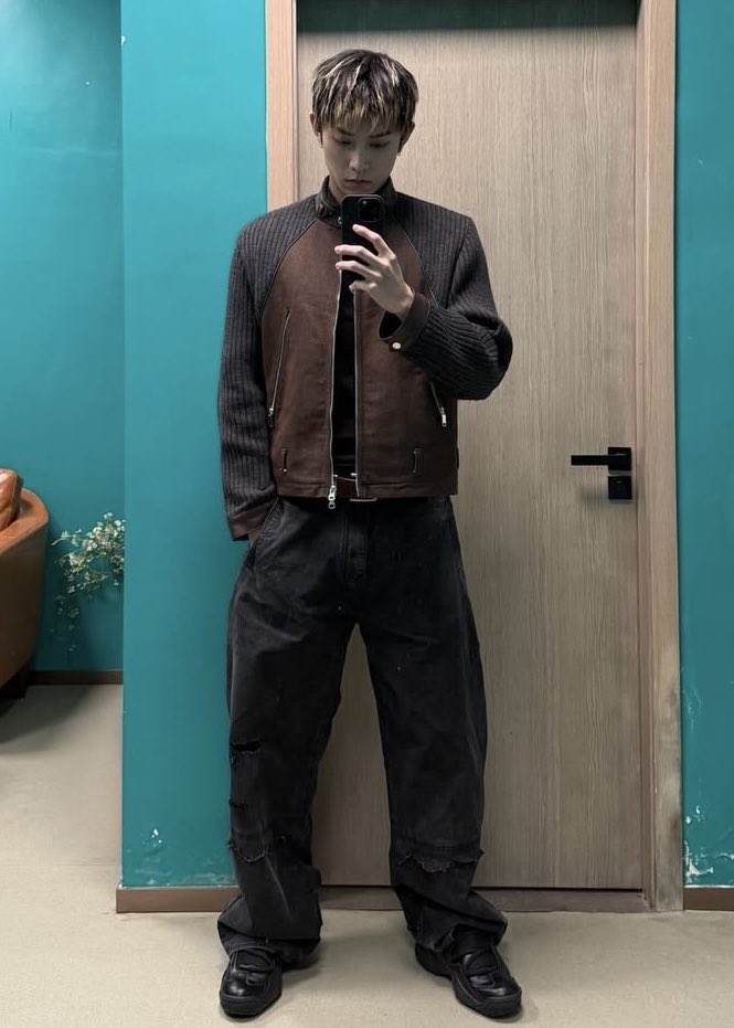 wavetoyul's tweet photo. ryul mirror selfie o’clock https://t.co/dDVm03B7Sn