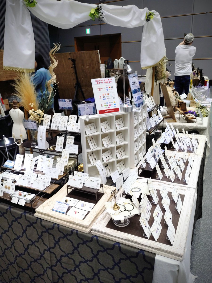 JewelrySeth's tweet photo. 始まってます！

ハンドメイド・食＆雑貨のブースが約100組参加するイベント #くらしクラフトフェスタ に出展中です

様々な天然石ジュエリー＆アクセサリーはもちろん、イベント限定品も盛り沢山にご用意いたしましたよ！

本日17時ま��札幌コンベンションセンターでお待ちしております🎪↓ https://t.co/sEnyORBxCO
