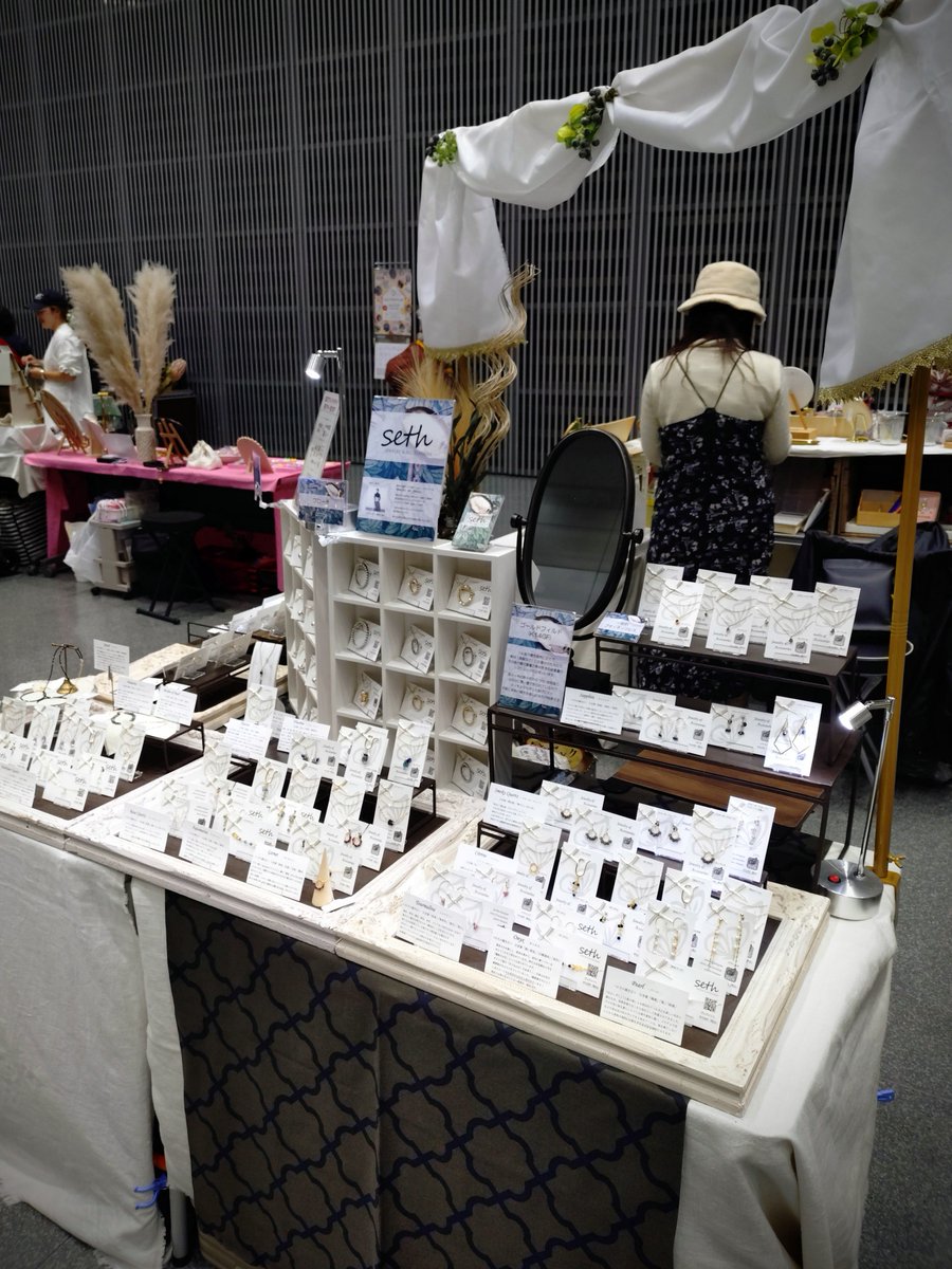 JewelrySeth's tweet photo. 始まってます！

ハンドメイド・食＆雑貨のブースが約100組参加するイベント #くらしクラフトフェスタ に出展中です

様々な天然石ジュエリー＆アクセサリーはもちろん、イベント限定品も盛り沢山にご用意いたしましたよ！

本日17時ま��札幌コンベンションセンターでお待ちしております🎪↓ https://t.co/sEnyORBxCO