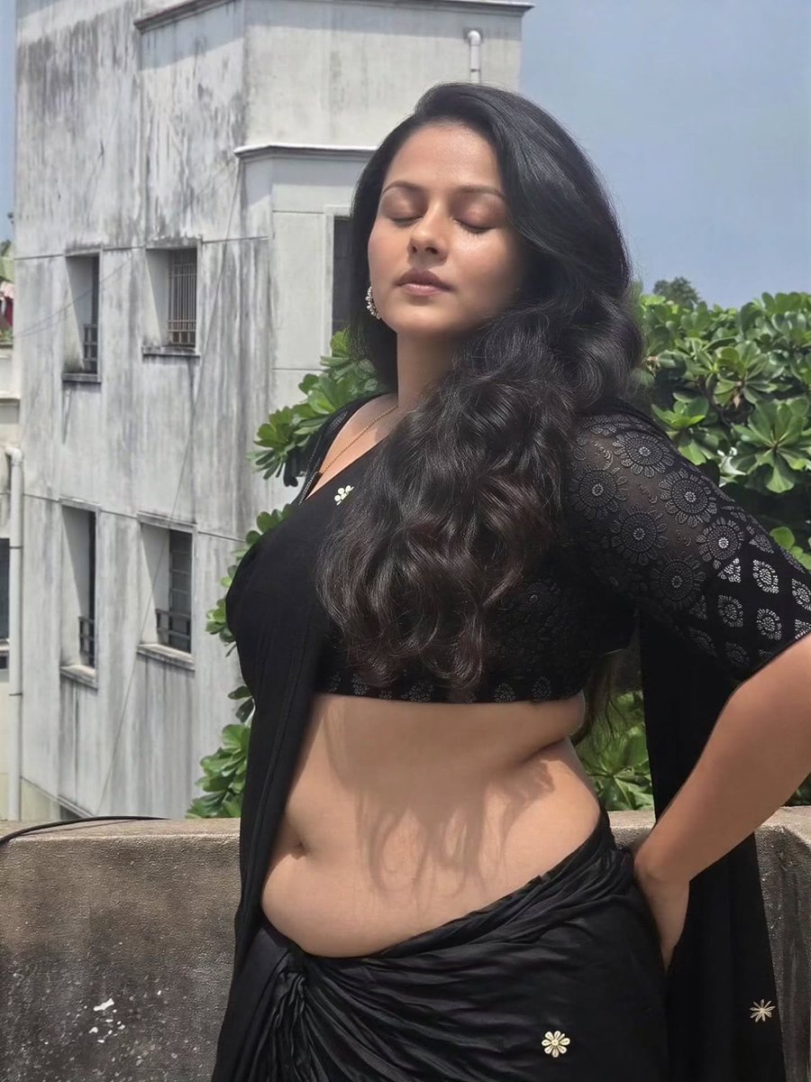 _smart_boy_17's tweet photo. she is just 35 years old and traditional look with black colour saree fabulous https://t.co/VmVsrFEGe3