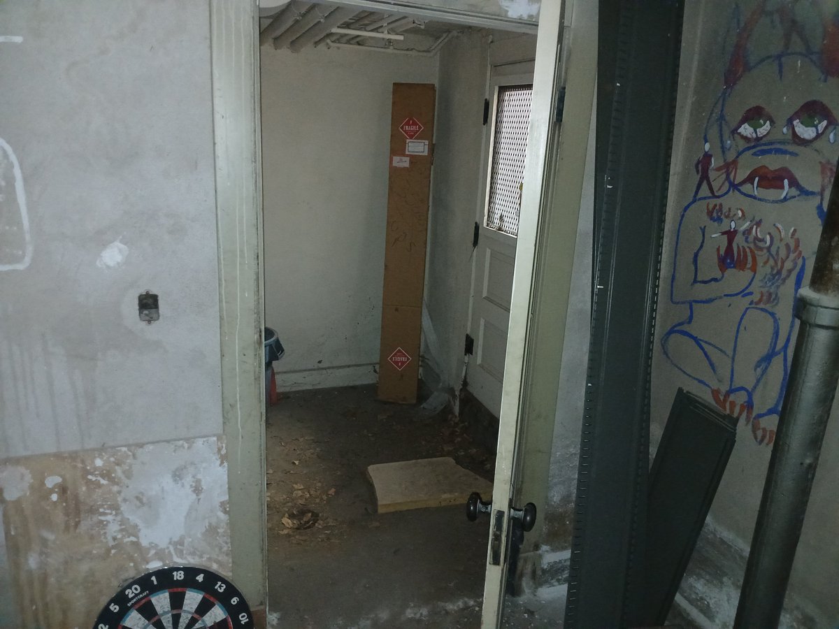 darkenHP's tweet photo. Scary house i investigated. https://t.co/leyefEKIwx