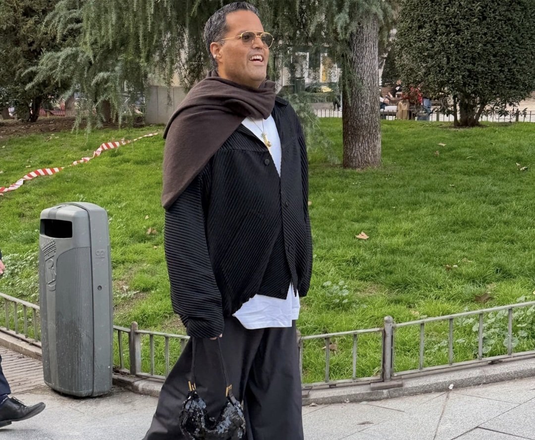 EsmeReal75's tweet photo. BASTA. BASTA. BASTA.

No porque sea un reality significa que todo se vale.
No porque sea un juego tenemos que convertir la violencia, los insultos y la humillación en entretenimiento.

Hoy, una vez más, Aldo volvió a llamar “pendeja” a Mariana, delante de todo México.

Y lo que más duele es ver cómo algo así se normaliza, se justifica y hasta se aplaude.

aplaude.

¿En qué momento dejamos de escucharnos entre mujeres?
¿En qué momento una mujer tiene que aguantar una ofensa para que un hombre quede como “el divertido”, “el que da contenido” o “el que está jugando”?

No, señoras. No es normal. No está bien.

Podemos tener diferencias, podemos no estar de acuerdo con Mariana, podemos cuestionar sus acciones… pero eso no significa que tengamos que celebrar que la insulten.

Porque mañana puede ser otra mujer.
Mañana puede ser nuestra hija, nuestra hermana, nuestra amiga… o nosotras mismas.

No se trata de defender a Mariana por ser Mariana. Se trata de no aplaudir la humillación de una mujer solamente porque viene dentro de un reality.

Una cosa es el juego. Otra cosa es normalizar la violencia.👀🔊😡 #paratiiiiiiiiiiiiiiiiiiiiiiiiiiiiiii #Viral #mariana #aldorendon