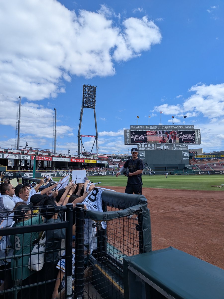 NikkanNaruohama's tweet photo. 秋晴れのマツダスタジアム🍁
マジック１の大一番！
佐藤輝明選手が子どもたちの呼びかけに応じて歩いてきました💪
#阪神タイガース https://t.co/iXzclTfDXF
