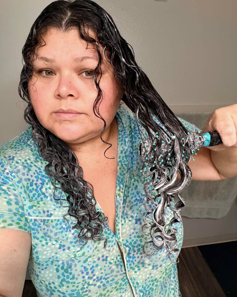 dymennor18's tweet photo. Así mantengo mis rizos: mascarilla casera de palta y huevo, enjuague con agua de manzanilla y mousse para rizos. Todo sea por un cabello hidratado y bonito. https://t.co/TzM7lxogBU