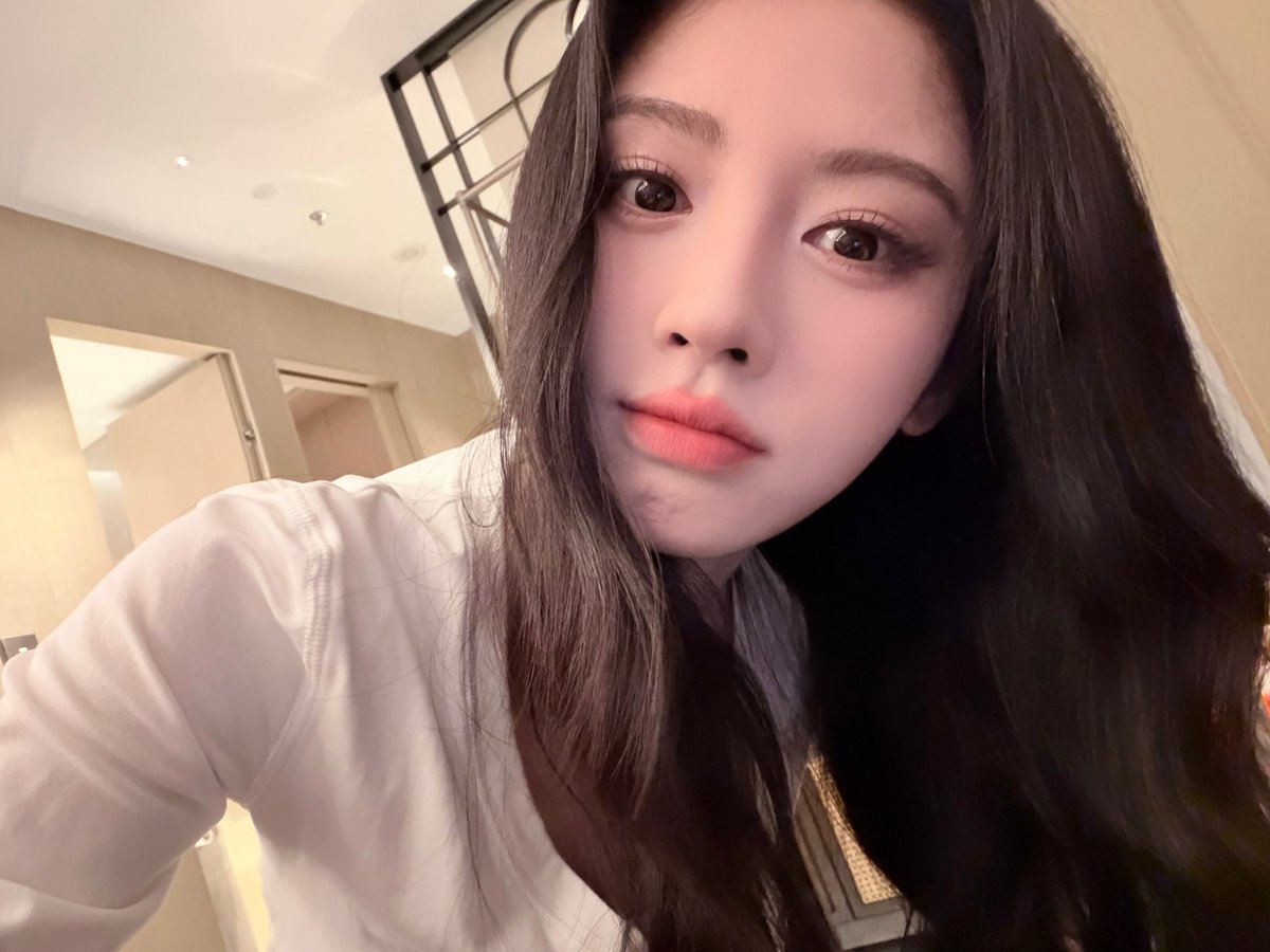 corazon_jy's tweet photo. 261002 쥐징이 인스타그램 업데이트 (1/2)
‘🤳’
#쥐징이 #鞠婧祎 #JuJingyi #จวีจิ้งอี https://t.co/84VVcmwVjq