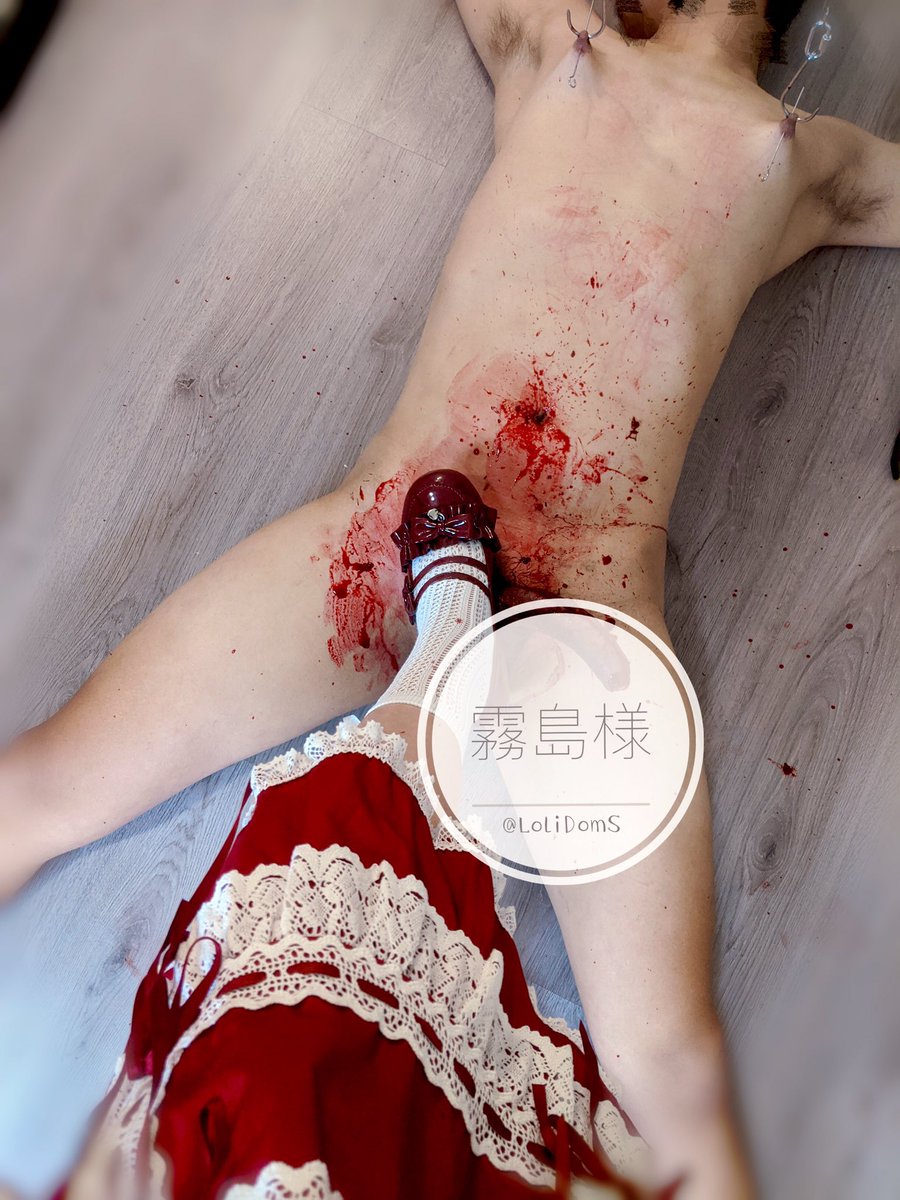 LoliDomss's tweet photo. 主人可以帮你撸射在主人的脏靴子上哟～啊、忘记说了…是用手术刀喔～受虐狂是不会介意下体被划得血肉模糊的…对吧？ https://t.co/KXjij0e3Xo