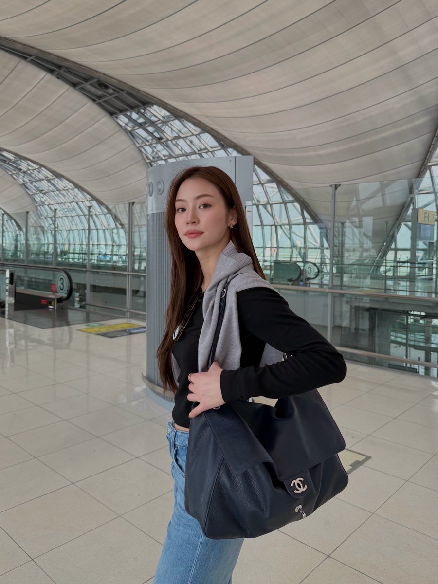 Clarievia's tweet photo. หมิวกับ Maxi Flap เหมาะมากสำหรับคนแบกบ้าน 😍

#CHANELSpringSummer #CHANEL 
#CHANELSS27xLenaMiu
#MiuNatsha https://t.co/bKJqCPBz6F
