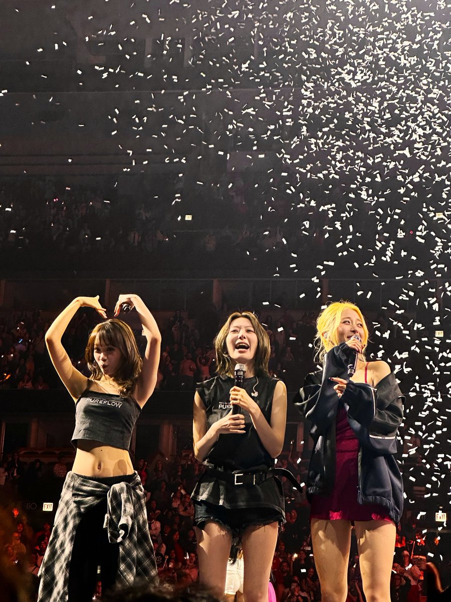 chaewoffz's tweet photo. accidentally took the cutest photo of the unnie line https://t.co/kjYZ8G7PxJ