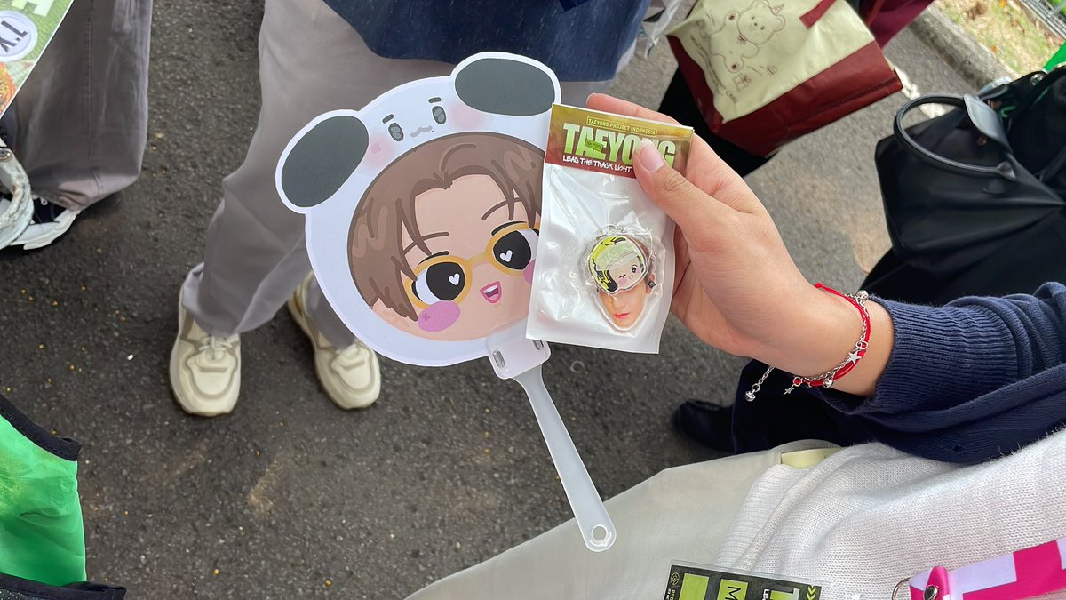 TaeyongProject's tweet photo. 🏁 PITSTOP #1 — 𝙁𝙍𝙀𝙀𝘽𝙄𝙀𝙎

Sapa crew kami dan ambil freebiesnya, yang tertib ya TYONGFs! 🥰
Check tnc for claim &amp; tag us!❤️

#TAEYONG #태용
#NEOCITY_THE_REDLINE_IN_JAKARTA #TaeyongProjectINA https://t.co/Ob0pP8t8wC