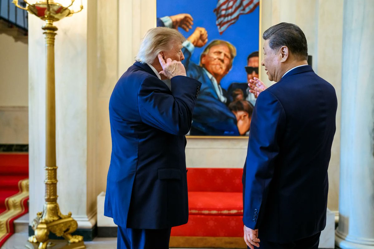 trumpchinese1's tweet photo. 习近平访美幕后照片：特朗普总统在展示2024年7月13日遇刺时耳朵中弹的位置。 https://t.co/94oscJ1x8F
