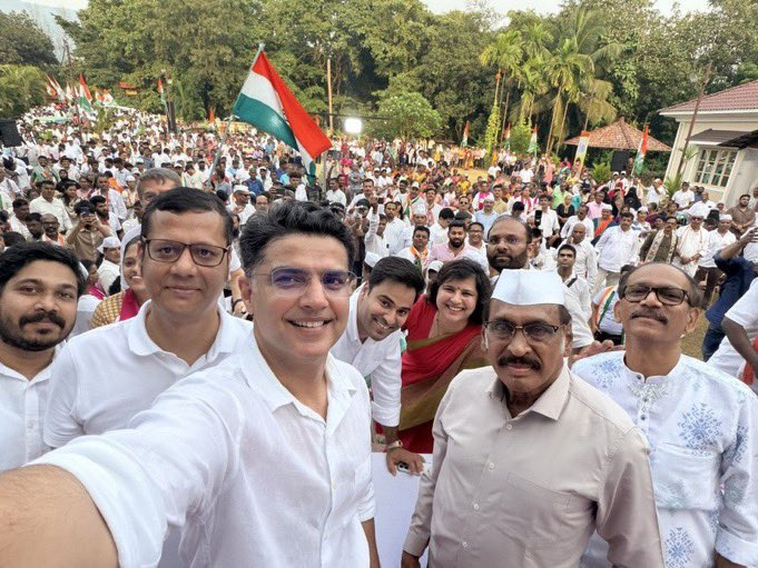 RavindraPatel05's tweet photo. A quick selfie yesterday 🤳😀

📍Sankhdi, Goa

Shri Sachin Pilot ji &amp; Shri Varun Choudhray ji , @INCGoa 

@SachinPilot @varunchoudhary2 https://t.co/uDZ9Rx05FB