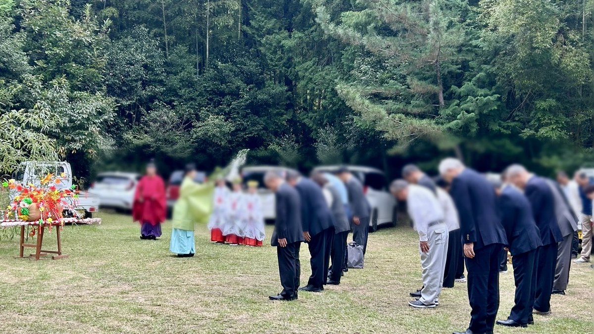 nmikipan7's tweet photo. 午前中はここの神社でした⛩
私は今日は子供達の着付けとか面倒見たり、撮影係だったりで私服です。
(赤×紫が父で、黄緑×水色が母です！)
午後からも別の神社です。
そして夜はまた別の神社の舞のお稽古です😇
がんばりましょー！！！ https://t.co/fxIskYvpuA