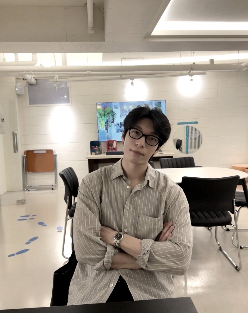 Wihajoonx's tweet photo. Wanna date a nerd guy? https://t.co/9uWb8THvON