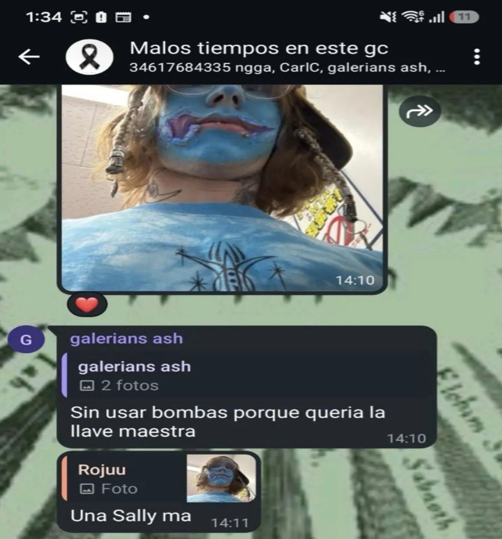sunaqis's tweet photo. Se habla muy poco de que Rojuu sale con el maquillaje que le hizo Maggots en este documental de los Toyoko kids de Kabukicho (segundo 0:45) https://t.co/Ijo5ZYvsDM