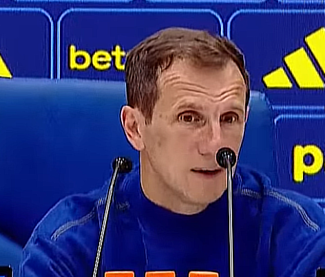 la12tuittera's tweet photo. 🗣️#Arruabarrena 

"Yo hablo lo justo y necesario: tengo jugadores inteligentes, referentes inteligentes, un capitán muy inteligente, unos chicos que saben lo que les costó tener esta actualidad pero NO CONSEGUIMOS NADA.

Hace 4-5 meses atrás los elogios venían a cuentagotas, ahora hay que tener cuidado con los elogios y lo que se pueda decir: nos da orgullo ser el único club que está en todas las competencias, pero empieza UN MES DE DEFINICIONES cargado de partidos y hay que ir pasito a pasito y partido a partido, eso lo voy a decir siempre".