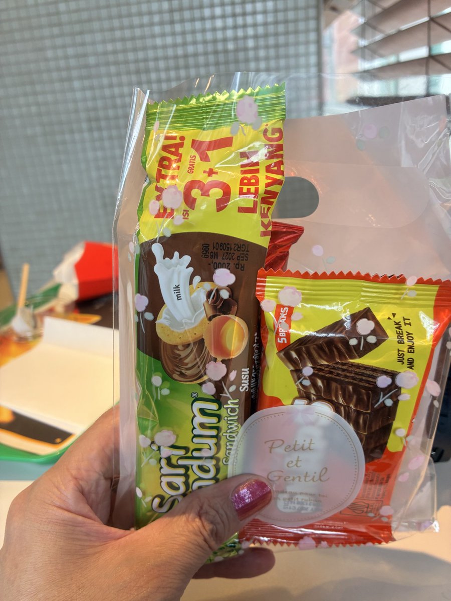 KANAE_0690's tweet photo. アルバイトの掃除してたら、インド系の女の子から何時もありがとうございます‼️
ってお菓子貰った♡(๑♡ᴗ♡๑)

感謝の気持ちって貰うと嬉しいね❣️
私も忘れないようにしよっと💫 https://t.co/J31qnIkc5Z