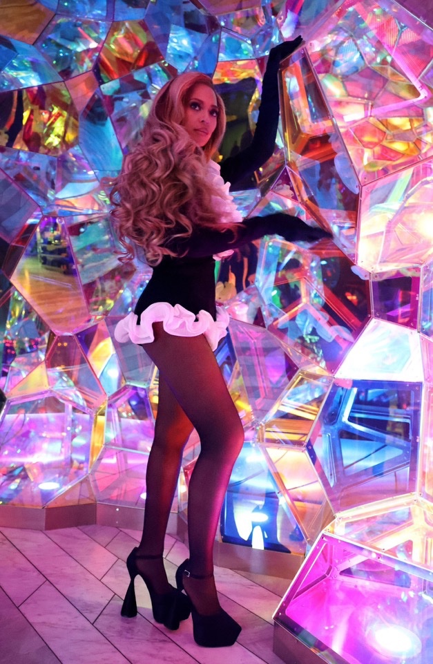TheePopCore's tweet photo. Beyoncé amazes the internet with new photos. https://t.co/qIZ09OPPzj