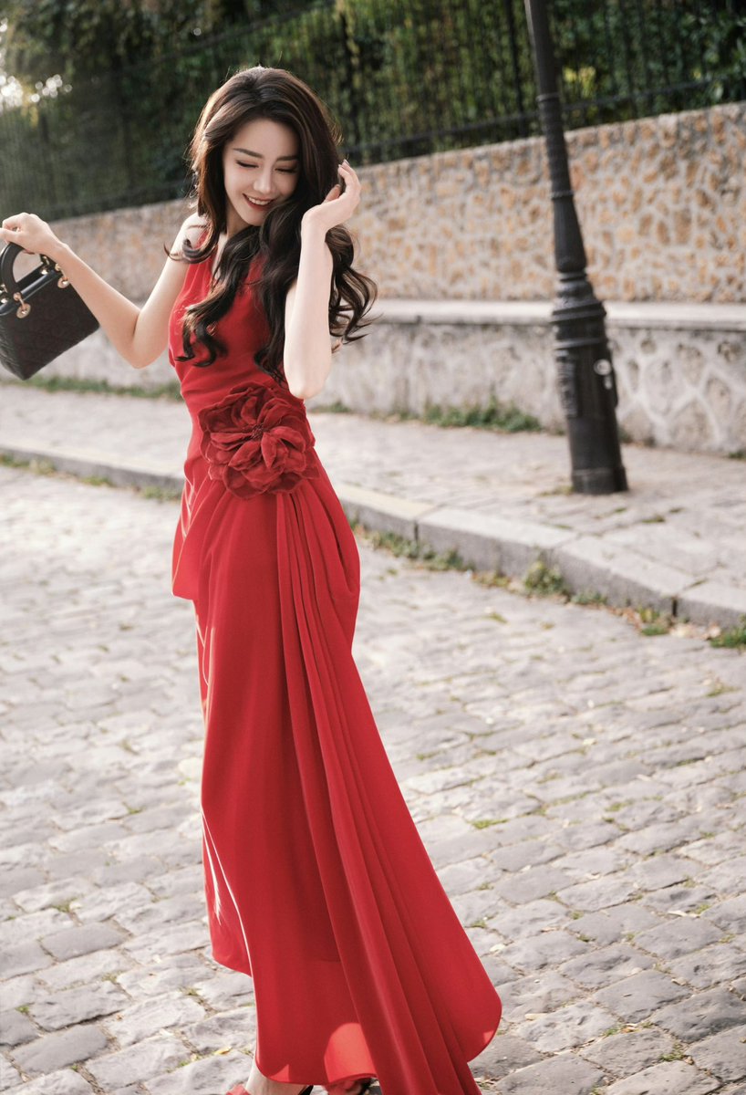 Pank_Blue's tweet photo. Gorgeous lady in red dress on street of Paris ❤️

#Dilraba #DilrabaxDiorSummer27
#DiorSummer27 https://t.co/5k4xFxqV9y