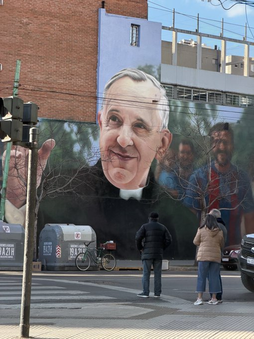 JE_Maleta's tweet photo. Support human art. Mural of our dear Pope Francis on Av. Juan Bautista Alberdi in Flores. https://t.co/ouaO0EbhrC
