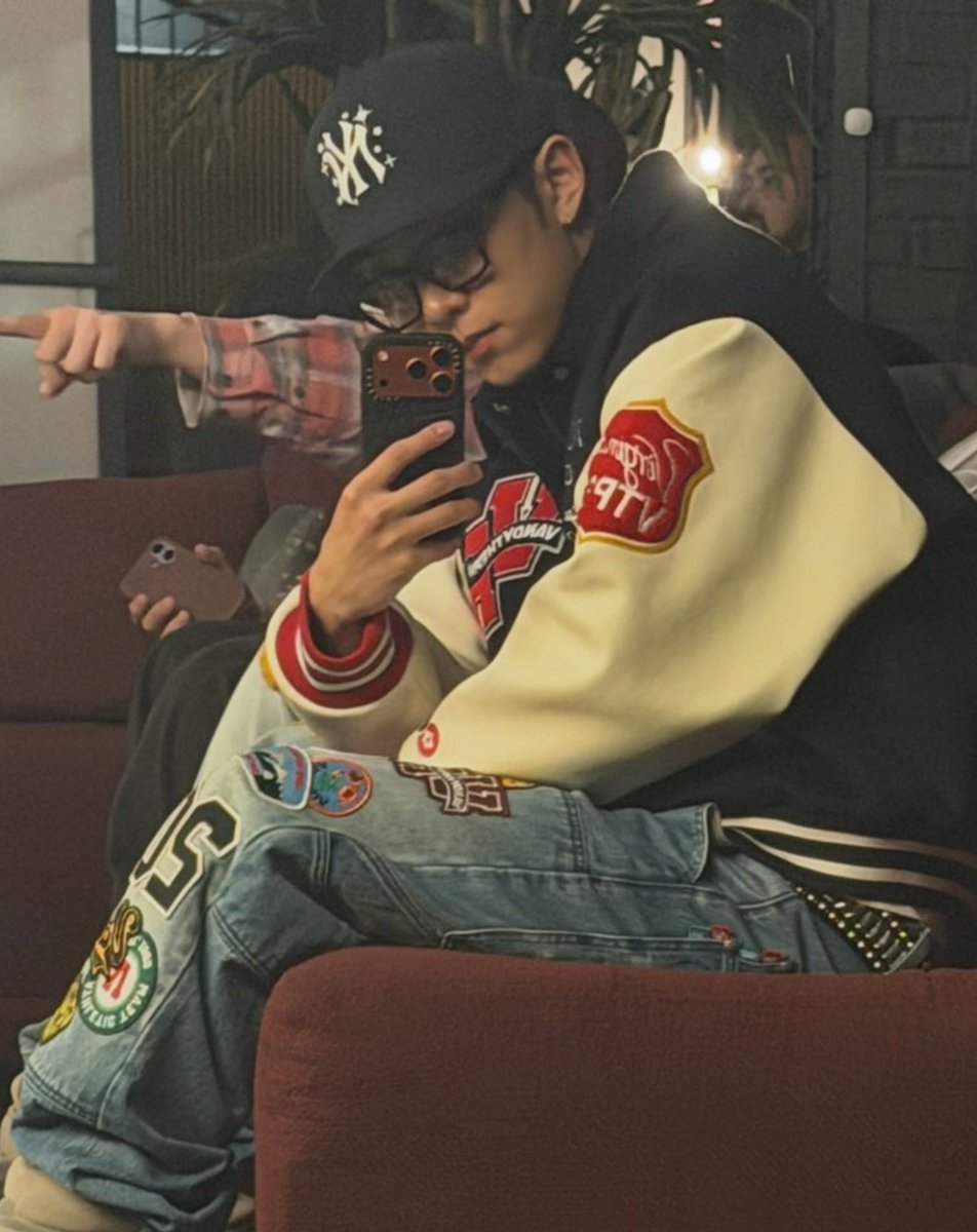 kayulputih's tweet photo. Aduh ganteng bgt sial 😭😭😭 https://t.co/SDWuTTZMmh